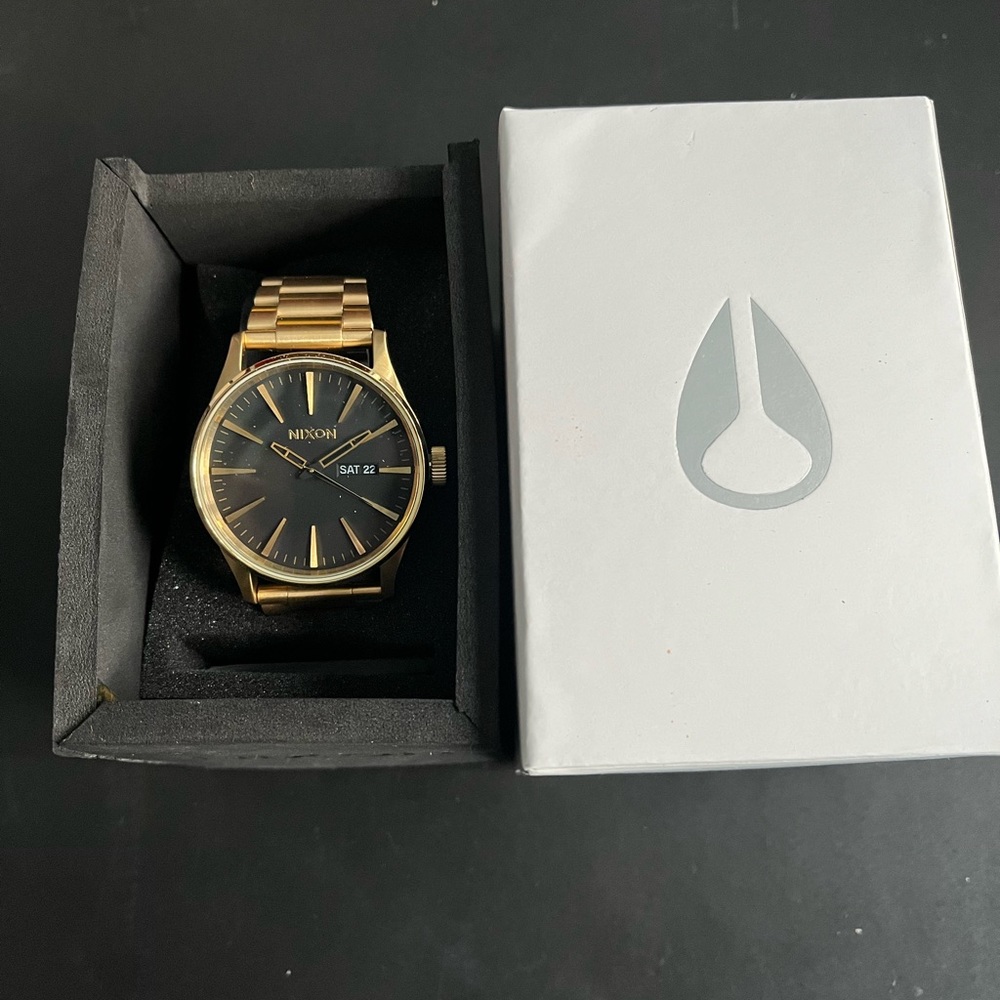 Nixon Sentry Gold watch / Black face